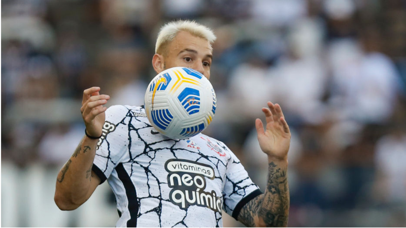 Corinthians vence Athletico-PR e se aproxima da vaga direta na Libertadores