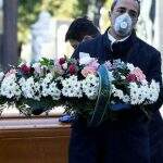 Sem funeral, vítimas do coronavírus recebem benção de padre pela internet