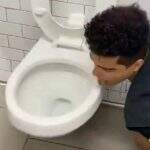 “Influencer” contrai coronavírus após lamber vaso sanitário de banheiro público