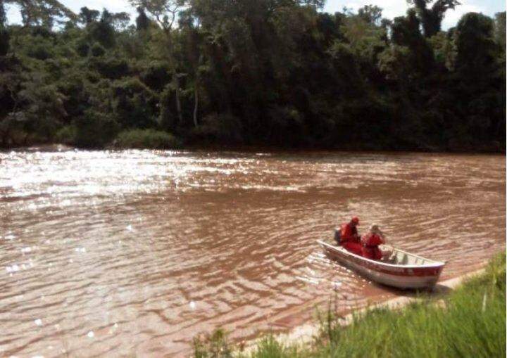 Corpo de Bombeiros fazem buscas por corpo de homem no Rio Amambaí. (Foto: Divulgação/Corpo de Bombeiros)