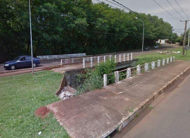 Foto do córrego na Rua Petrópolis durante o dia (Google Street View)