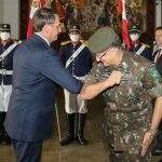 Em cerimônia no RS, Bolsonaro vai cumprimentar militares, mas ‘recebe’ cotovelos