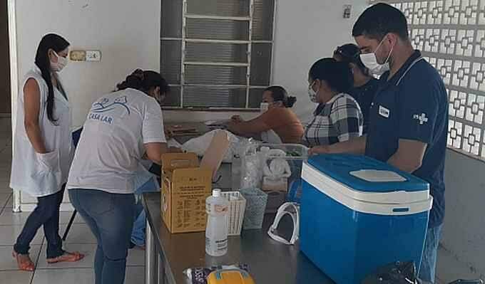 Vacinação de idosos com mais de 80 anos contra a Covid em cidade de MS começa por acamados