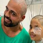 Médico deixa garoto raspar sua cabeça após cirurgia bem-sucedida