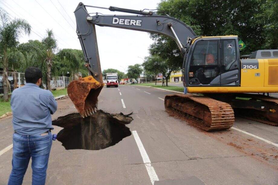 Com Temporal Em Campo Grande Asfalto Cede E Cratera Se Abre Na Avenida