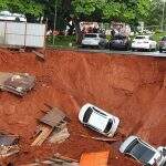 Cratera se abre e engole carros em Brasília após chuva