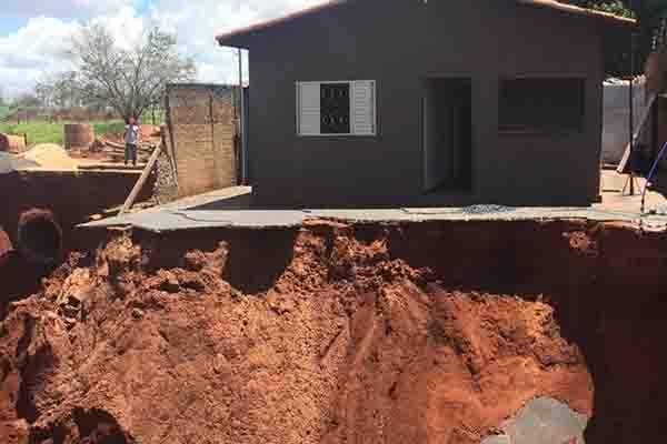 Prefeitura de MS terá R$ 500 mil para tapar cratera que engoliu parte de ruas em dezembro