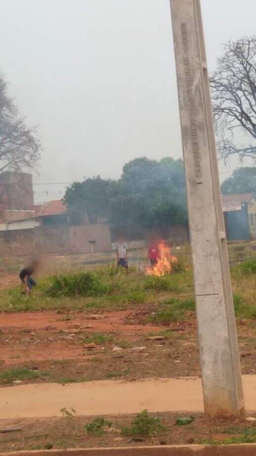 Moradora reclama de crianças atendo fogo em vegetação do Parque do Sol