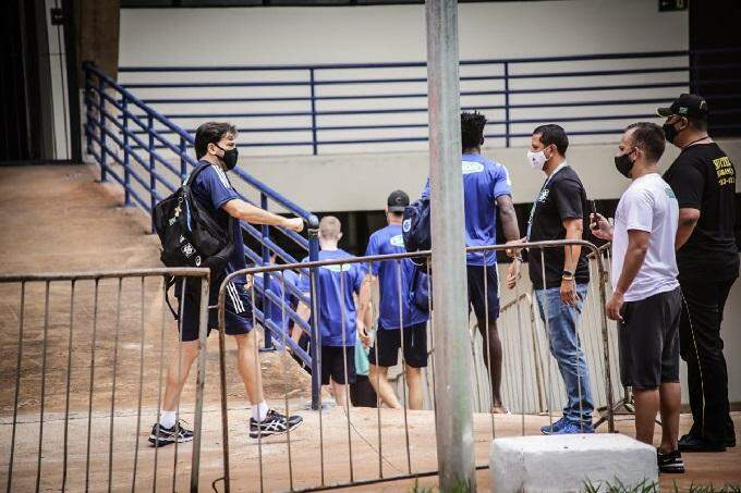 VÍDEO: Com escolta, equipes chegam ao Guanandizão para treino antes da Supercopa