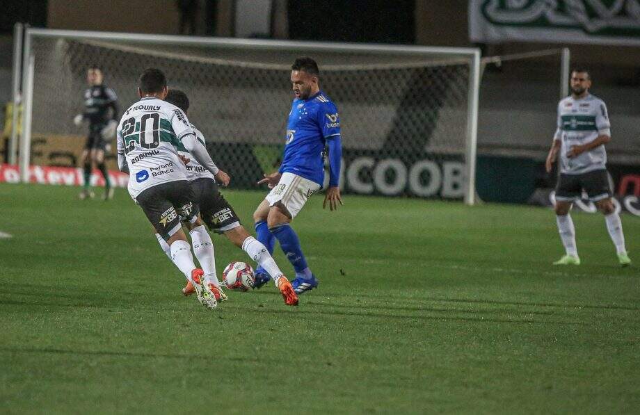 Com gols no início, Cruzeiro vence o líder Coritiba fora de casa pela Série B