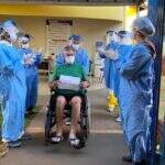‘Venci a covid’: paciente de 45 anos recebe alta após um mês internado por complicações