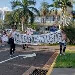 Em busca de justiça, manifestantes caminham até a prefeitura de Campo Grande