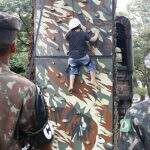 Muro de escalada do Exército faz alegria da criançada no Centro