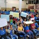 Estudantes das sitiocas voltam a ficar sem transporte escolar em Dourados e protestam