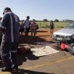 Rapaz empina moto com adolescente na garupa, cai e casal fica gravemente ferido