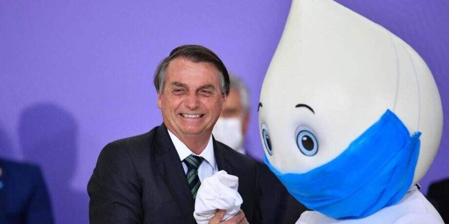 Apesar de discurso de Bolsonaro, equipe econômica defende vacina contra covid-19