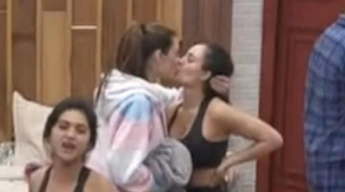 Aline Mineiro e Dayane Mello trocam beijos em "A Fazenda 13"