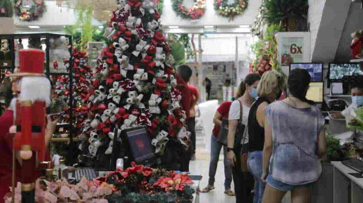 As lojas ficam abertas até as 20 horas nesta semana.