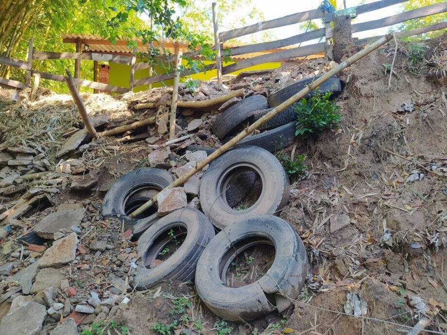 Polícia aplica multa ao flagrar tentativa de contenção de erosão com pneus