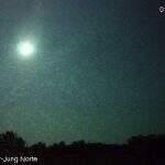 VÍDEO: Meteoro mais brilhante que a Lua explode no céu durante madrugada