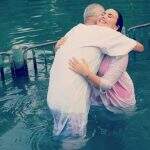 Em publicação, Demi Lovato aparece em águas do Jordão para batismo