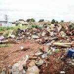 VÍDEO: Irritados com baderna, moradores da Nhanhá alugam trator e derrubam ‘cracolândia’ em Campo Grande