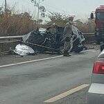 Carreta tomba, carro colide frontalmente e condutor morre na BR-158