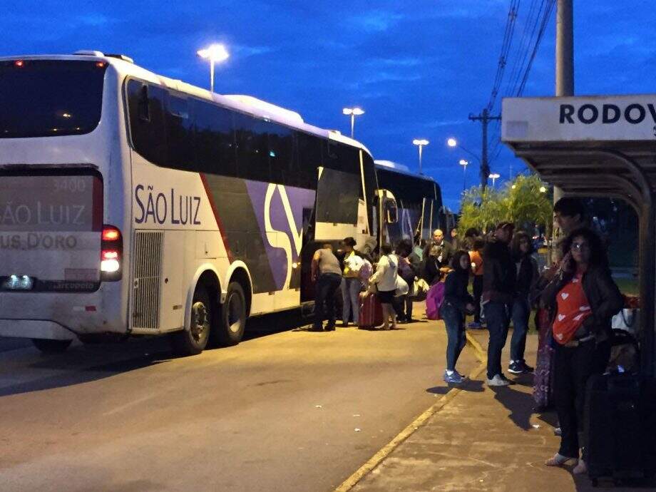Piquete fecha rodoviária e ônibus param na avenida Gury Marques