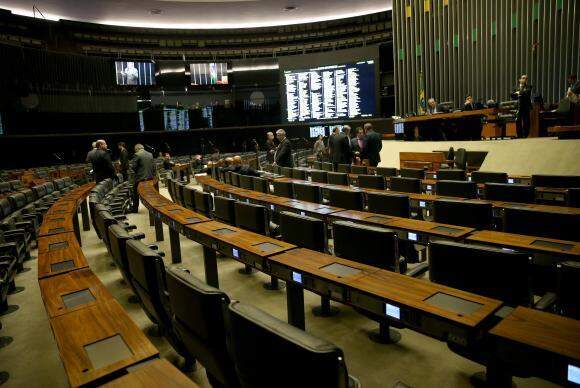 Sem quórum, Câmara adia votação da MP que prorroga contratos de concessões