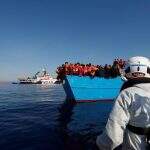Mais de 2 mil imigrantes são resgatados no Mediterrâneo neste sábado