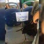 ‘Caindo aos pedaços’: passageiros flagram banco quebrado em ônibus