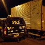 PRF apreende caminhão baú abandonado com 140 mil maços de cigarros na BR-060