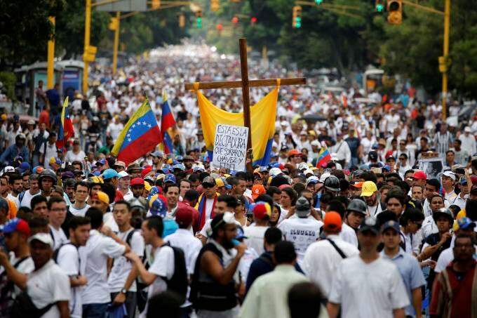 Manifestantes marcham nas ruas de Caracas em protesto silencioso