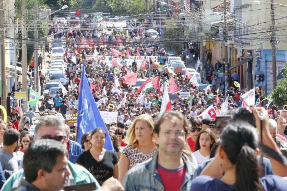 PM estima 30 mil e organizadores falam de 60 mil nas ruas da Capital