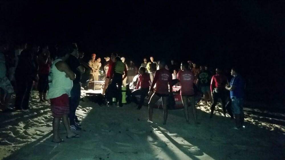 Helicóptero cai em praia e bombeiros fazem buscas por primo de ex-governadora