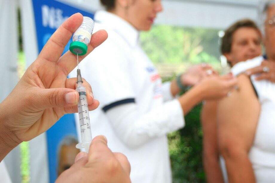 Feriado atrasa entrega de doses e vacinação contra gripe só começa amanhã na Capital