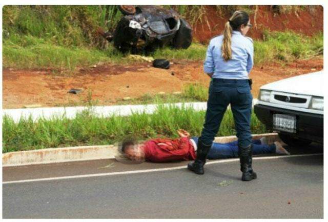 Jovem é preso após capotar Toyota Etios com 423 kg maconha durante perseguição