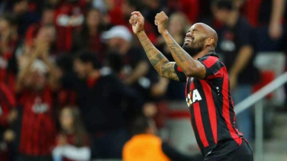 Atlético-PR vence o Flamengo e assume a liderança do Grupo 4