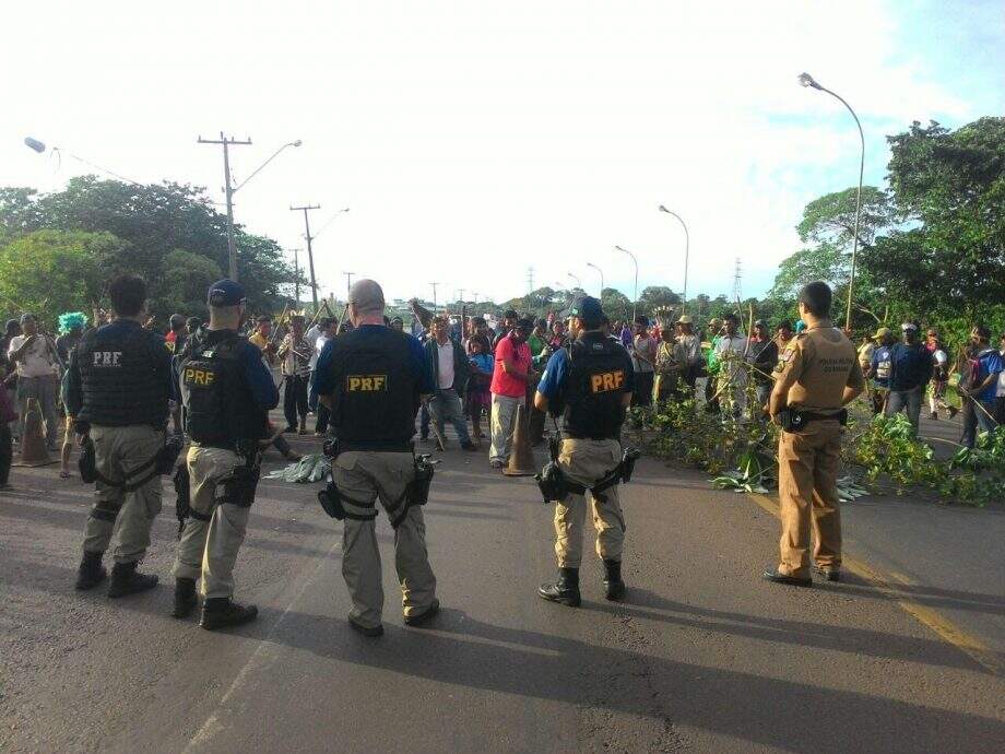 Ponte que liga Paraná ao MS é bloqueada em protesto por melhores condições em aldeias