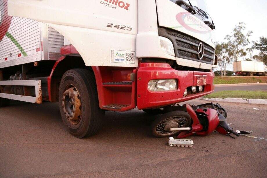 Motociclista é arrastado por caminhão em cruzamento sem sinalização