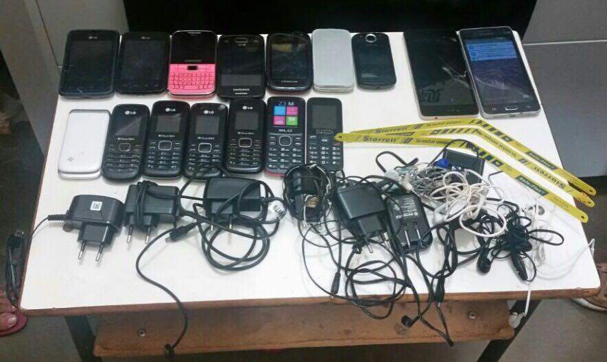 Pacote com celulares e serras que entraria em presídio é encontrado