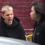 Descontrolado, Justin Bieber é contido por seguranças após gritar com mulher na rua