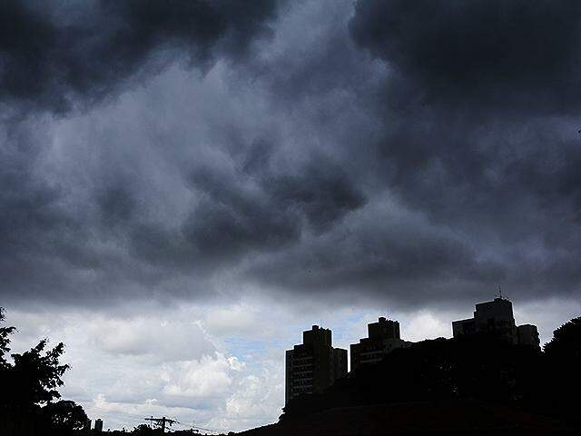 Céu escurece, chuva começa e meteorologia prevê tempestades em MS