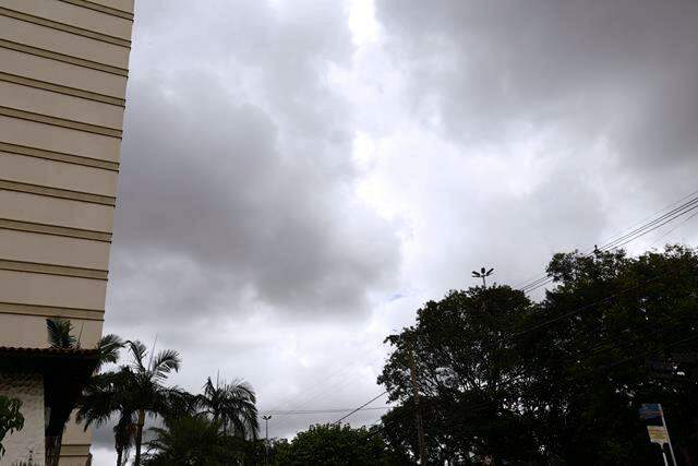 Depois de chuva, quinta começa nublada e meteorologia mantém alerta de tempestade