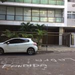 Porta do prédio de Adriana Ancelmo amanhece com pichação no Rio