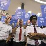 Após assembleia, pilotos e comissários decidem não entrar em greve
