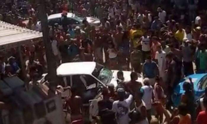 Multidão tenta linchar casal após boato de sequestro em WhatsApp