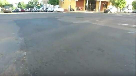 Após vídeo mostrar asfalto soltando ‘no palitinho’, prefeito vistoria tapa-buracos