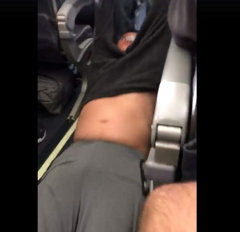Vídeo de homem sendo arrancado de avião nos EUA choca internautas