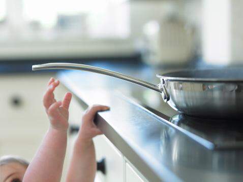 Criança de 1 ano tem 25% do corpo queimado ao derramar leite quente de fogão